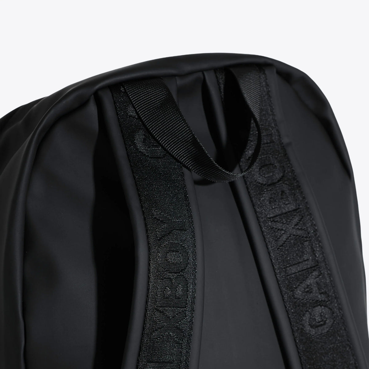 ESSENTIAL BACKPACK